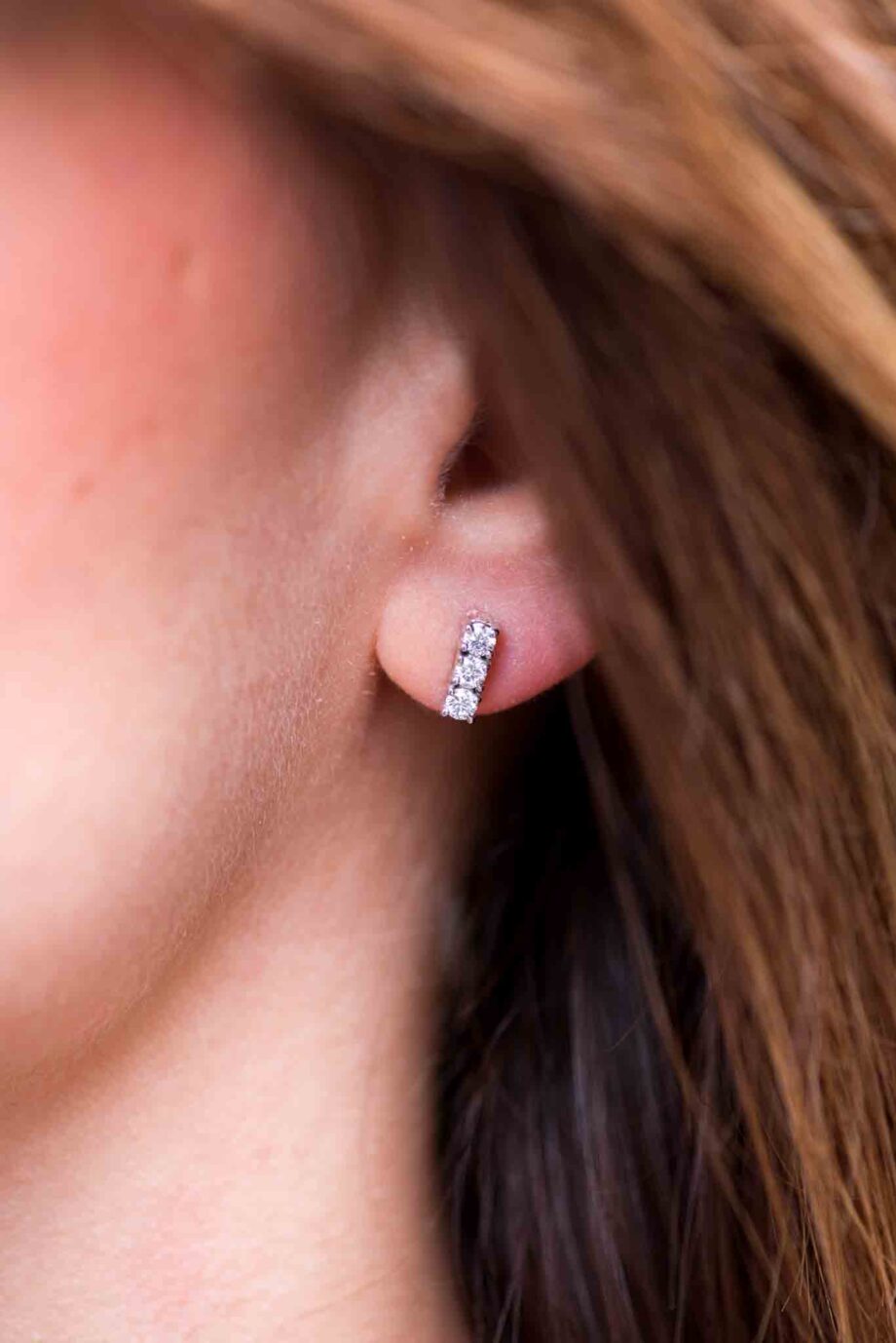femme porte boucles d oreilles or blanc avec diamants