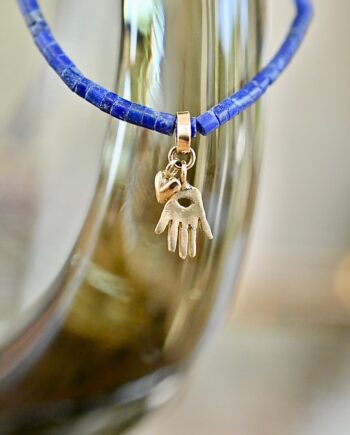 collier lapis lazuli pendentif or jaune main coeur vase
