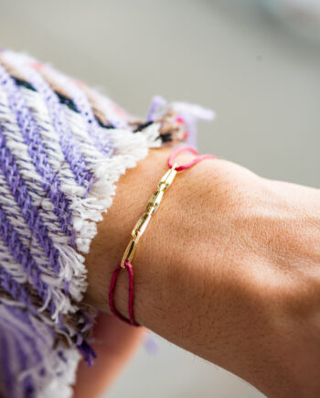 poignet bracelet fil rouge mailles or jaune violet