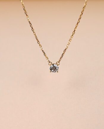 collier fond beige studio