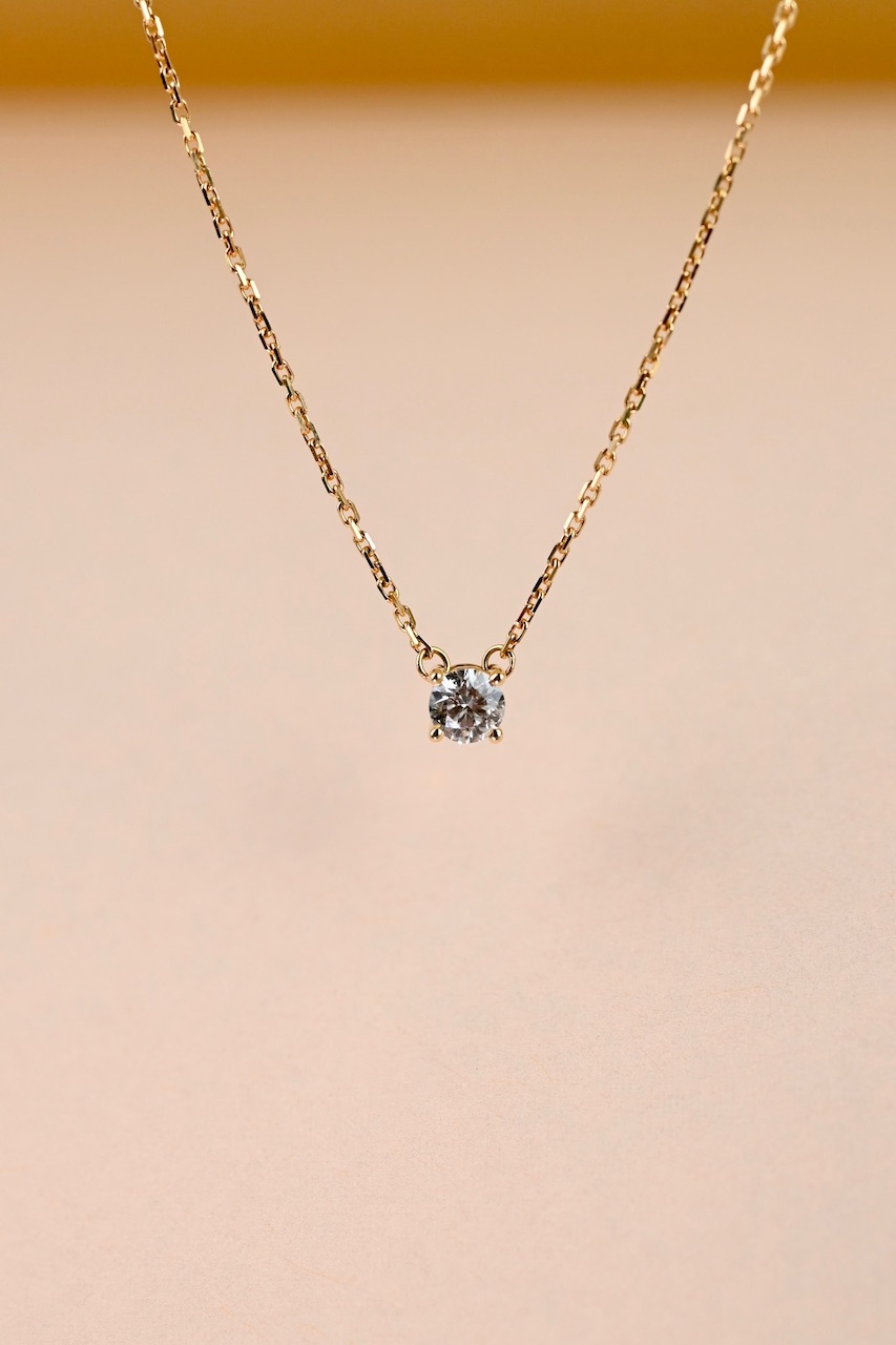 collier fond beige studio