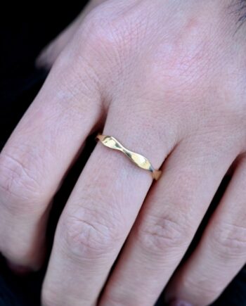 bague or jaune doigt