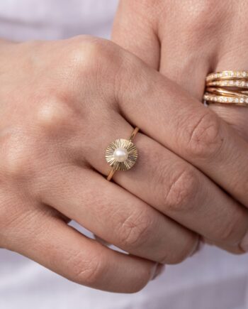 bague or jaune perle chemise blanche