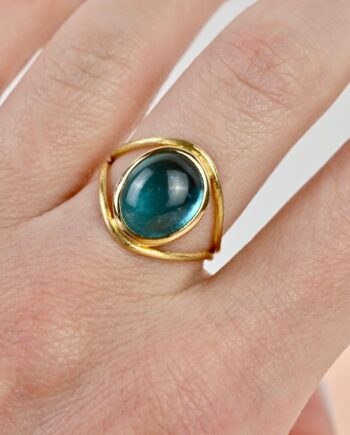 bague bleue fond blanc