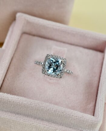 écrin rose avec bague dedans fond jaune