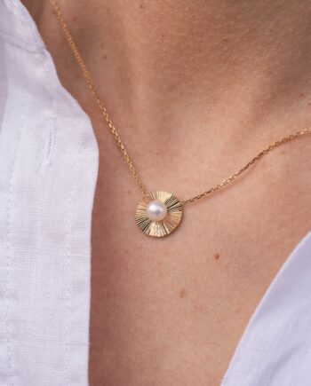 collier perle chemise blanche