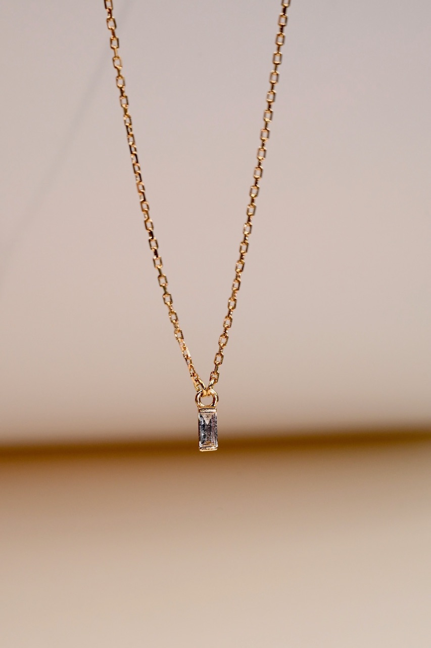 collier fond beige